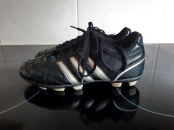 Adidas voetbalschoenen maat 34 zwart met 3 grijszilveren str