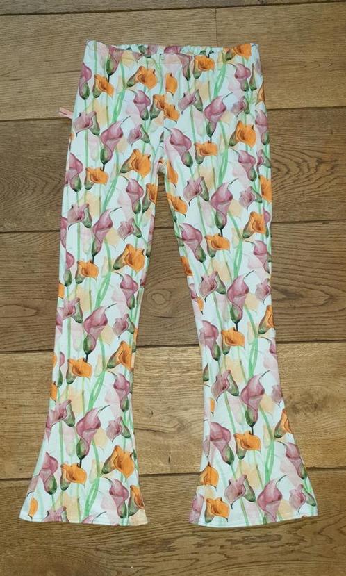 Mooie gekleurde aronskelk bloemen flared broek maat 134/140, Kinderen en Baby's, Kinderkleding | Maat 134, Nieuw, Meisje, Broek