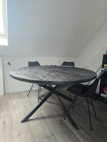Zo goed als nieuwe eettafel van Eleonora  beschikbaar voor biedingen