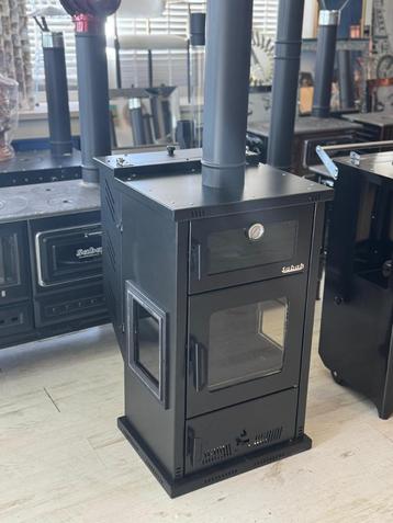 PLT02 Pelletkachel met Oven – Hoogwaardige Verwarming & Bakf beschikbaar voor biedingen
