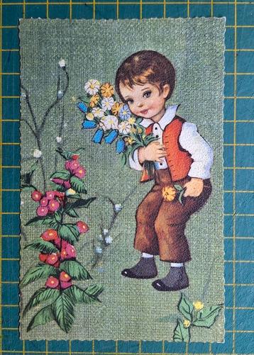 Jongetje met rood vestje en bosje bloemen beschikbaar voor biedingen