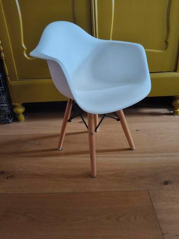 Vitra look kinder kuipstoel beschikbaar voor biedingen