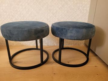 Blauwe stoffen poefjes met metalen frame