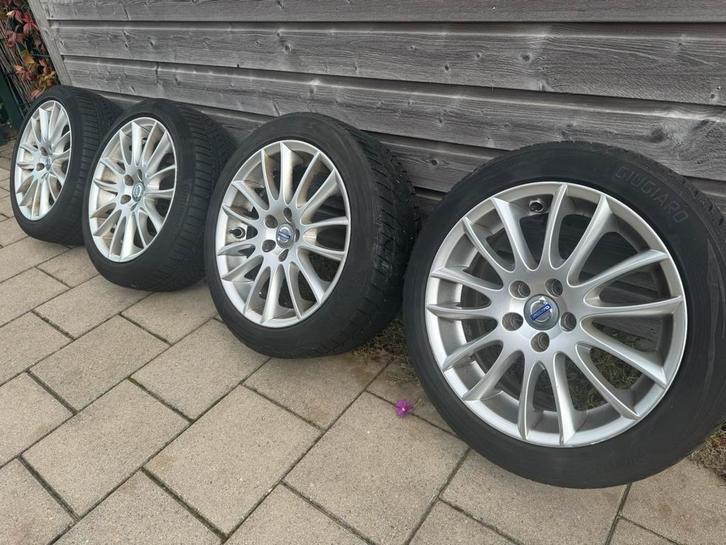 Volvo winterbanden met lichtmetalen velgen 205/50r17, Auto-onderdelen, Banden en Velgen, Banden en Velgen, Winterbanden, 17 inch