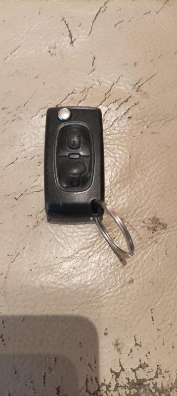 3x Autosleutel(hanger) 1x Nissan, 1x Citroën, en Audi usbkey beschikbaar voor biedingen