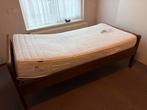 Eiken senioren bed met nachtkastje en matras, 90 cm, Eenpersoons, Bruin, Klassiek