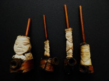 4 Afrikaanse pijpjes / opiumpijp pijp been hout met figuren beschikbaar voor biedingen