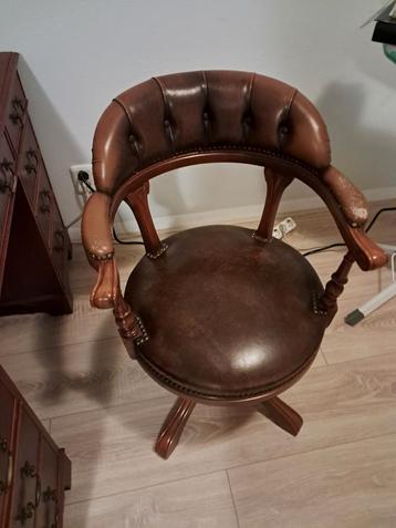 Vintage bureaustoel in leer chesterfield, bureau is ook TK beschikbaar voor biedingen