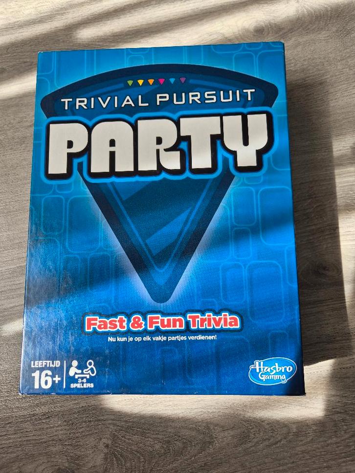 Trivial Pursuit Party, Hobby en Vrije tijd, Gezelschapsspellen | Bordspellen, Zo goed als nieuw, Ophalen of Verzenden