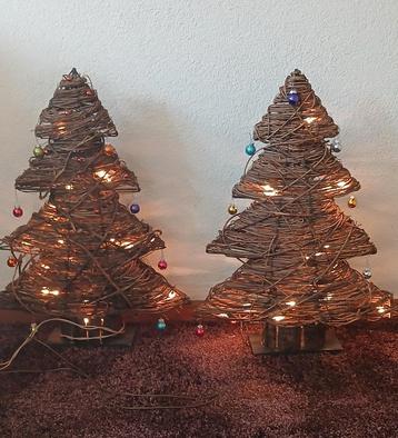 2 kerstbomen van gevlochten hout met verlichting + balletjes beschikbaar voor biedingen