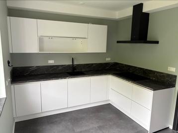 Complete matwitte keuken met inbouwapparatuur beschikbaar voor biedingen