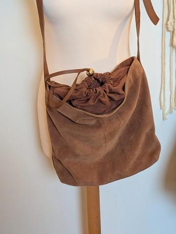 Bruine schoudertas van Mint & Berry beschikbaar voor biedingen