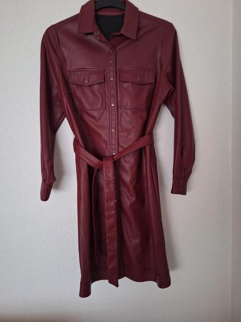 Een bordeauxrode jurk van nep leer, Kleding | Dames, Overige Dameskleding, Ophalen of Verzenden