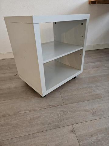 Wit kastje op wieltjes beschikbaar voor biedingen