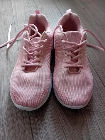 Osaga sportschoenen maat 36 beschikbaar voor biedingen