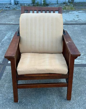 Houten fauteuil met kussen beschikbaar voor biedingen