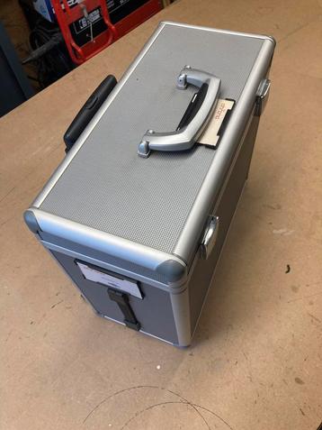 Nieuwe aluminium trolley / koffer van Ahrend beschikbaar voor biedingen