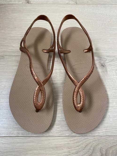 Als nieuw: HAVAIANAS hielband sandalen Luna rose gold 41-42, Kleding | Dames, Schoenen, Zo goed als nieuw, Slippers, Ophalen of Verzenden