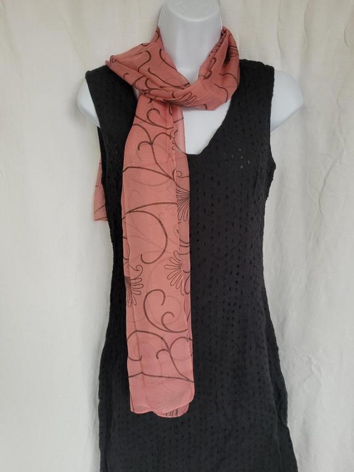 Mooie roze sjaal met zwarte bloemen 35x150 cm, Kleding | Dames, Mutsen, Sjaals en Handschoenen, Zo goed als nieuw, Sjaal, Maat 38/40 (M)