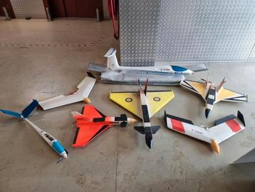 6 vliegtuigen met zender en alles , complete hobby beschikbaar voor biedingen