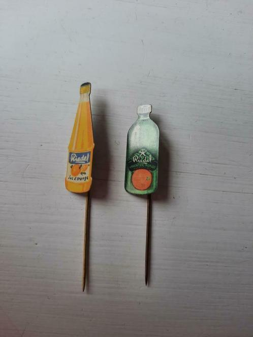 2x Riedel Metalen Speldjes Jus d'Orange & Vruchtenlimonade, Verzamelen, Speldjes, Pins en Buttons, Zo goed als nieuw, Speldje of Pin