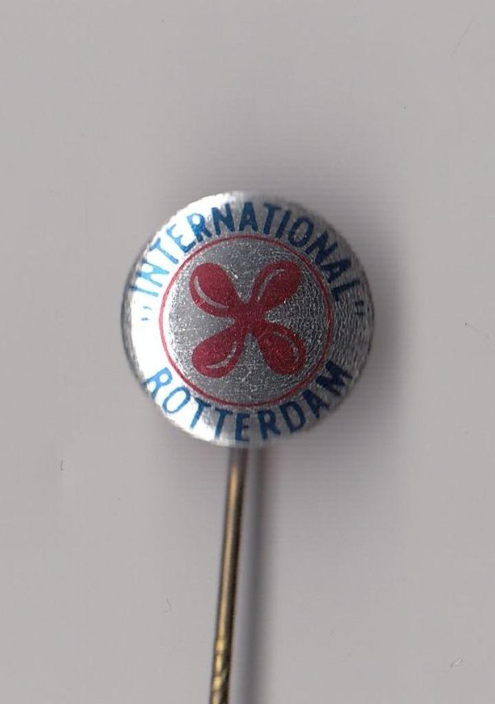 Scheepvaart International Rotterdam Scheepsschroef speldje, Verzamelen, Speldjes, Pins en Buttons, Gebruikt, Speldje of Pin, Overige onderwerpen