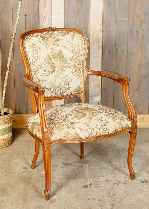 Oude brocante Louis XV stoel met beige bekleding - fauteuil, Antiek en Kunst, Antiek | Meubels | Stoelen en Banken, Ophalen