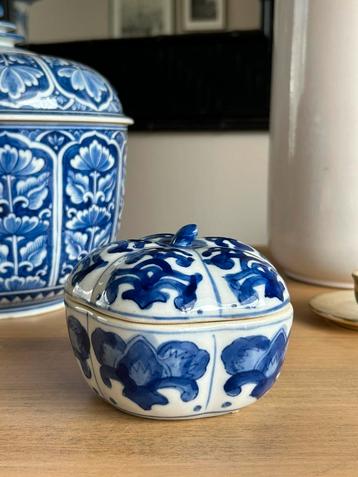 Mooie oosterse deksel pot vintage aardewerk beschikbaar voor biedingen