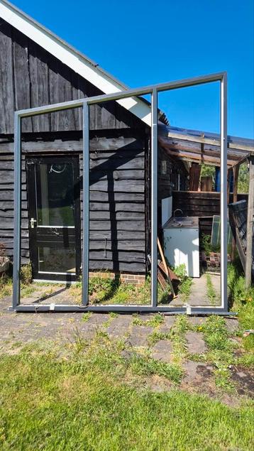 Groot Hoog kozijn schuin aflopend beschikbaar voor biedingen