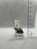 Aquamarijn met mica, kwarts en een biotiet insluitsel, Verzamelen, Mineralen en Fossielen, Ophalen of Verzenden, Mineraal