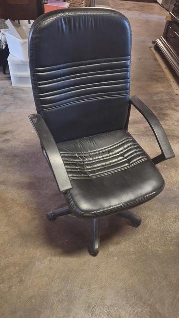 Te koop Bureau stoel met wieltjes beschikbaar voor biedingen
