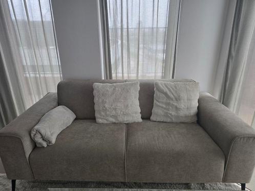 Scandinavische 2,5 zitbank van Livin24 - Taupe, Huis en Inrichting, Banken | Bankstellen, Stof, Ophalen