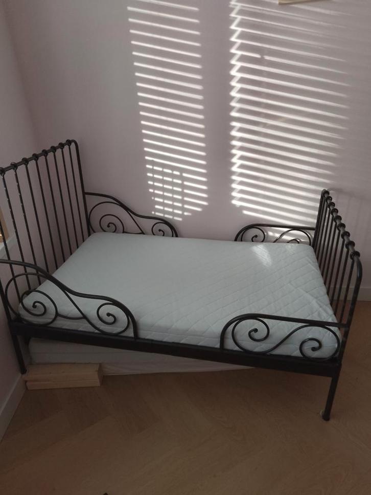 Zwart meegroeibed ikea minnen, Kinderen en Baby's, Kinderkamer | Bedden, Gebruikt, 180 cm of meer, 70 tot 85 cm, Lattenbodem, Matras