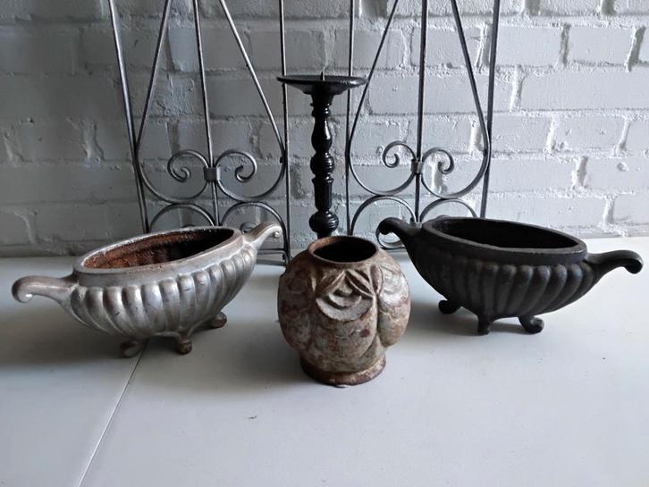 2 Gietijzeren jardiniere's art deco bol vaasje en kandelaar, Tuin en Terras, Tuinvazen, Ophalen