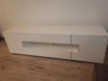 Strakke witte TV kast beschikbaar voor biedingen