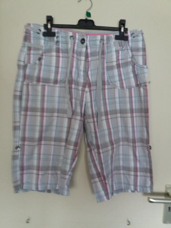 Een geruite korte broek, met verstelbare pijpen., Kleding | Dames, Broeken en Pantalons, Zo goed als nieuw, Maat 38/40 (M), Overige kleuren