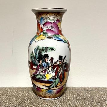 Chinees porselein vaasje beschikbaar voor biedingen