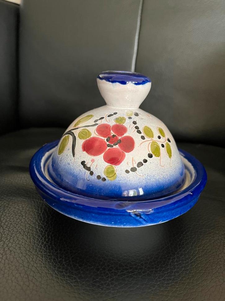 Handgemaakte Portugese aardewerk boterstolp met schotel, Huis en Inrichting, Keuken | Servies, Nieuw, Overige typen, Overige stijlen