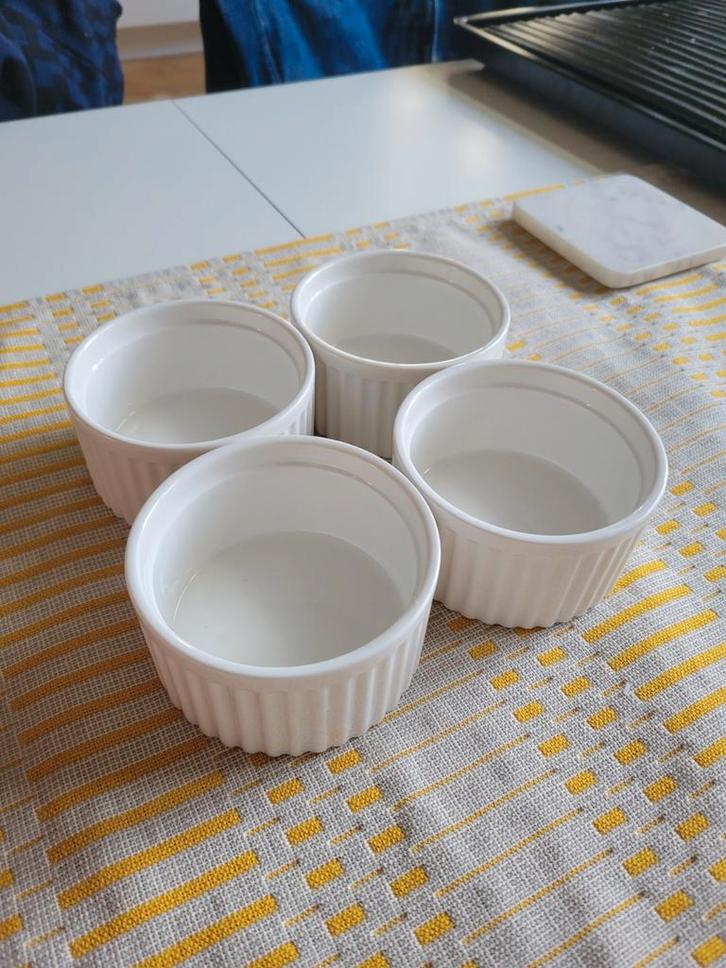 4 Witte Ramekins / Souffléschaaltjes, Huis en Inrichting, Keuken | Keukenbenodigdheden, Zo goed als nieuw, Ophalen of Verzenden