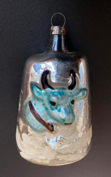 Oude kerstbal bel met koe erop beschikbaar voor biedingen