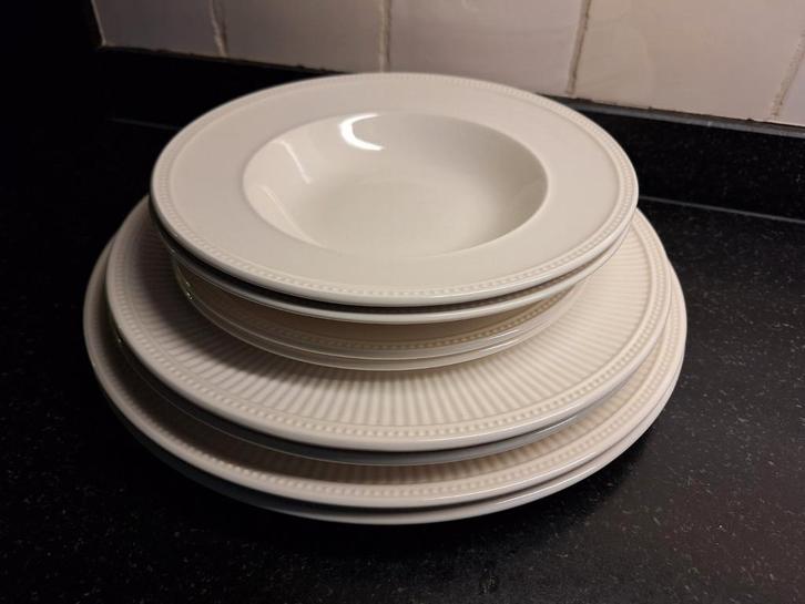 Bordenset Wegdewood Winsor - Diner-, diep- en boterhambord, Huis en Inrichting, Keuken | Servies, Gebruikt, Bord(en), Wedgwood