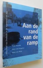 Aan de rand van de ramp. Het Eiland Dordrecht, Ophalen of Verzenden, Frits Baarda e.a., Zo goed als nieuw, 20e eeuw of later