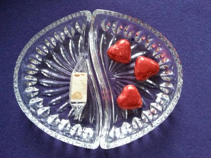 Ronde glazen schaal in delen met fraai design óf evt ovaal?, Huis en Inrichting, Keuken | Servies, Zo goed als nieuw, Schaal of Schalen