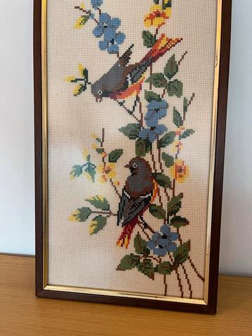 Vintage borduurwerk vogels in mooie lijst beschikbaar voor biedingen