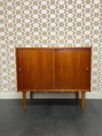 Vintage Deens compact dressoir met schuifdeuren, Huis en Inrichting, Kasten | Dressoirs, Ophalen, Deens, Teakhout, 50 tot 100 cm