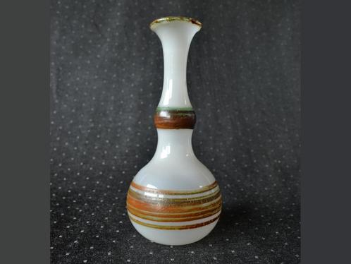 Wit mondgeblazen vaasje / flesje van opaal glas, Duitsland, Antiek en Kunst, Antiek | Glas en Kristal, Ophalen of Verzenden