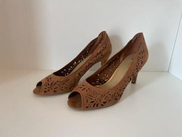 Mooie cognackleurige peeptoe opengewerkte pumps maat 40 beschikbaar voor biedingen