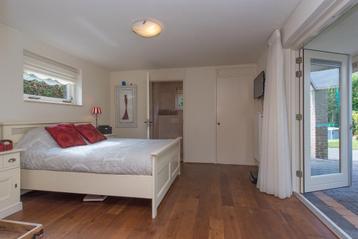 Mooie ‘oude look’ echte houten Bed en gratis kledingkast 