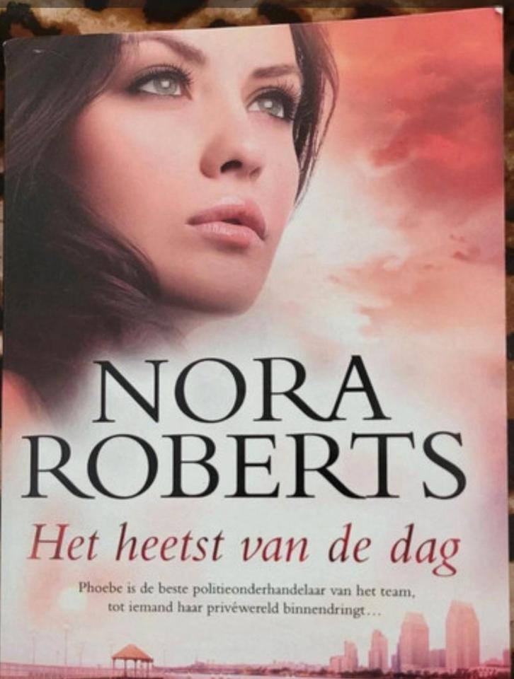 Nora Roberts - Het heetst van de dag, Boeken, Detectives, Gelezen, Ophalen of Verzenden