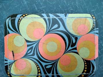 Vintage metalen koektrommel met retro design beschikbaar voor biedingen